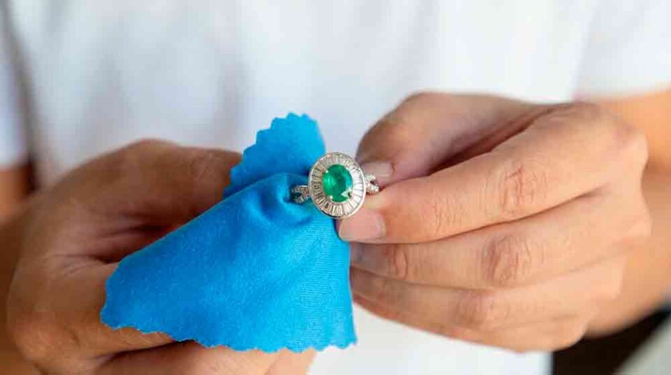 Anillo con esmeralda