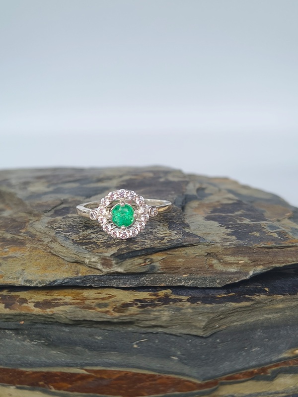 Anillo Roseta Esmeralda – Plata 925 con esmeralda natural facetada
