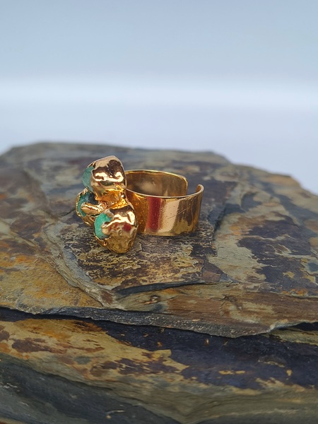 Anillo Trío Moraya – Cobre con oro laminado y esmeraldas naturales en bruto