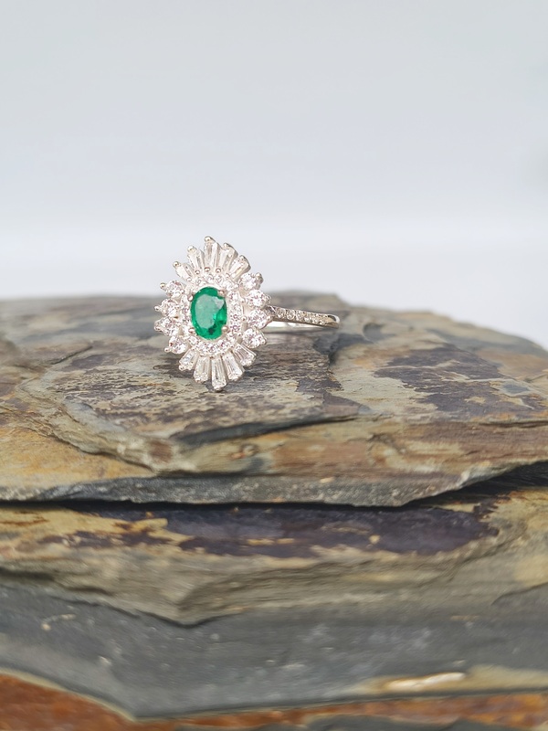 Anillo Aurora Esmeralda – Plata 925 con esmeralda natural facetada