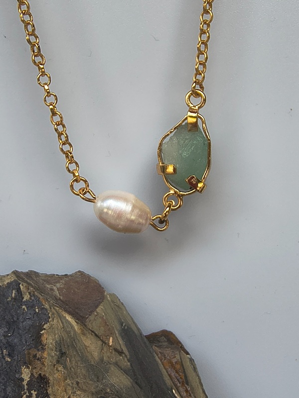 Collar Perla y Moraya – Cobre con oro laminado, perla natural y esmeralda en bruto