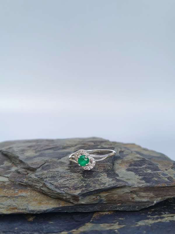 Anillo Remolino Esmeralda – Plata 925 con esmeralda natural facetada