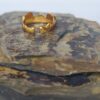 Anillo Moraya Esmeralda – Cobre con oro laminado y esmeraldas naturales en bruto