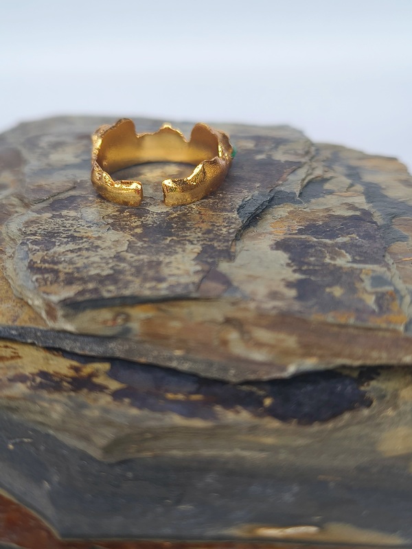 Anillo Moraya Esmeralda – Cobre con oro laminado y esmeraldas naturales en bruto