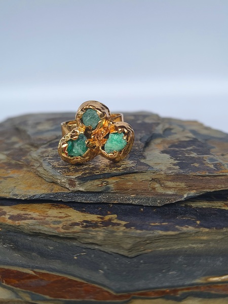 Anillo Trío Moraya – Cobre con oro laminado y esmeraldas naturales en bruto