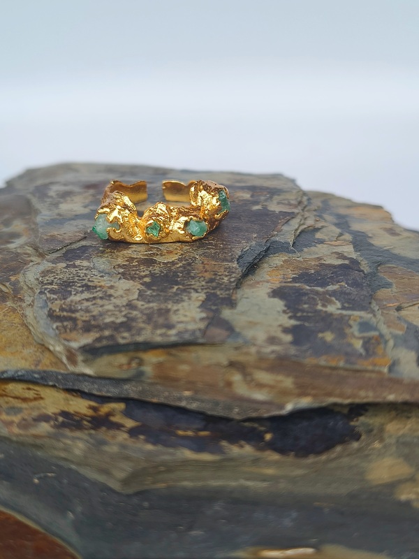 Anillo Moraya Esmeralda – Cobre con oro laminado y esmeraldas naturales en bruto