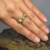 Anillo Moraya Esmeralda – Cobre con oro laminado y esmeraldas naturales en bruto