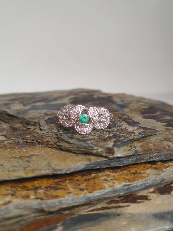 Anillo Encaje Esmeralda – Plata 925 con esmeralda natural facetada