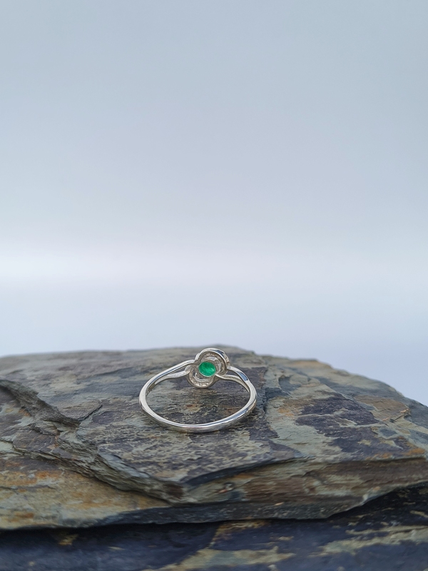 Anillo Remolino Esmeralda – Plata 925 con esmeralda natural facetada