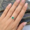 Anillo Remolino Esmeralda – Plata 925 con esmeralda natural facetada