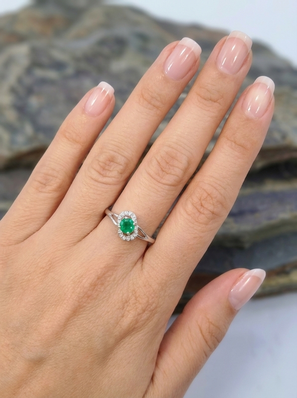 Anillo Remolino Esmeralda – Plata 925 con esmeralda natural facetada