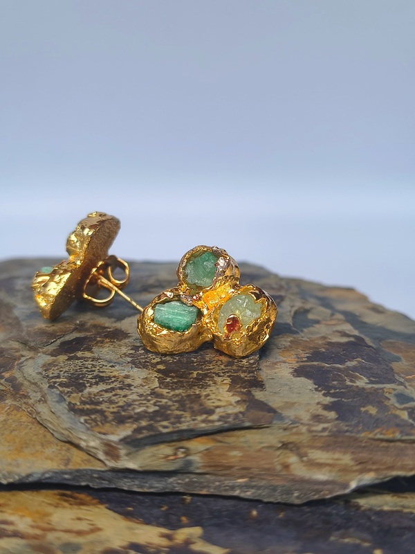 Aretes Trío Esmeralda Bruta – Cobre con oro laminado y esmeraldas naturales