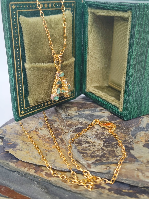 Dije Inicial Esmeralda – Cobre con oro laminado y esmeraldas naturales en bruto