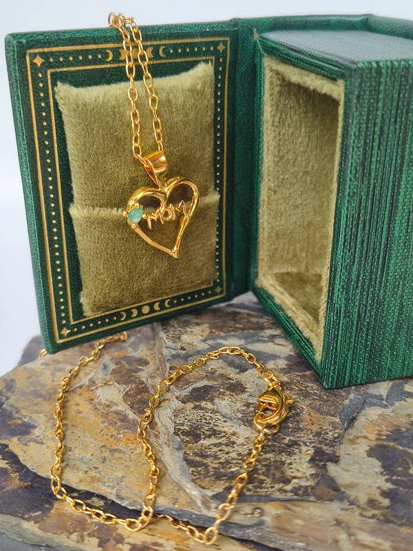 Dije Corazón Mamá – Cobre con oro laminado y esmeralda natural