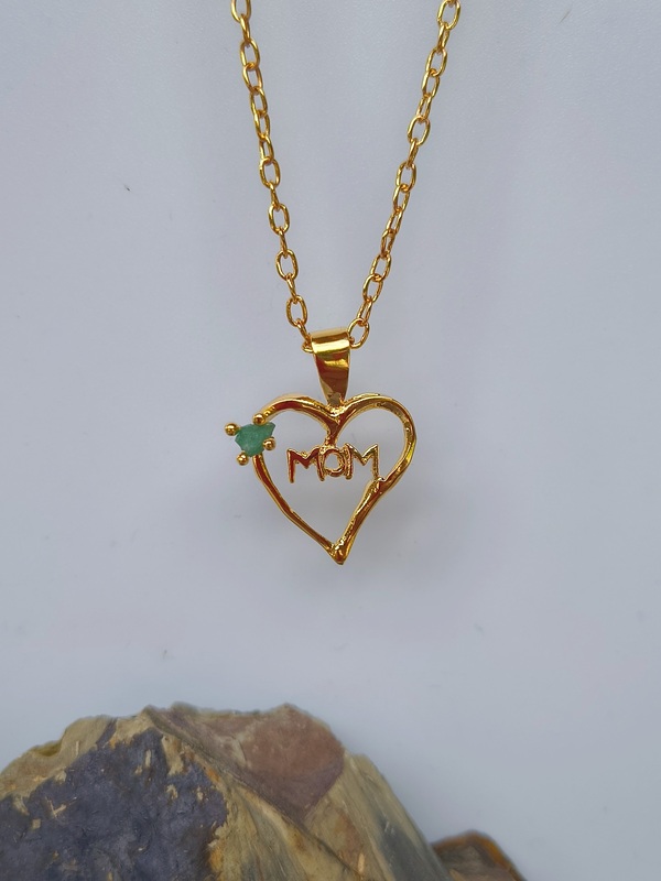 Dije Corazón Mamá – Cobre con oro laminado y esmeralda natural