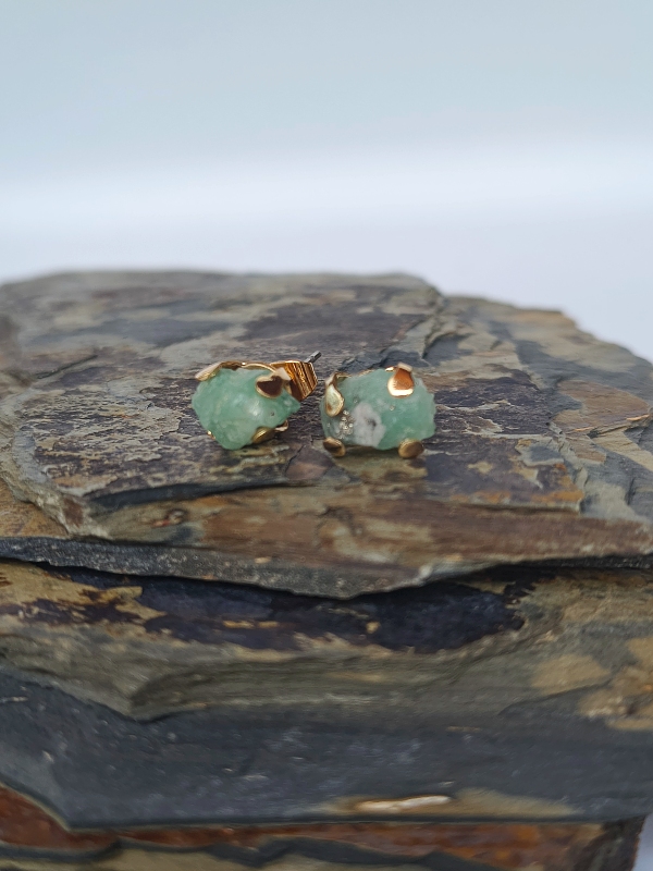 Topos Semilla Moraya – Cobre con oro laminado y esmeralda natural en bruto