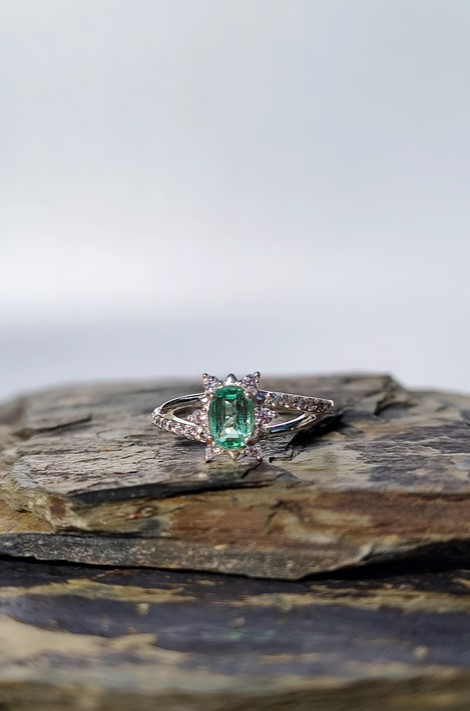 Anillo Estrella Polar Esmeralda – Plata 925 con esmeralda natural facetada