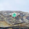 Anillo Brújula Esmeralda – Plata 925 con esmeralda natural facetada