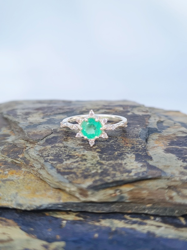 Anillo Brújula Esmeralda – Plata 925 con esmeralda natural facetada