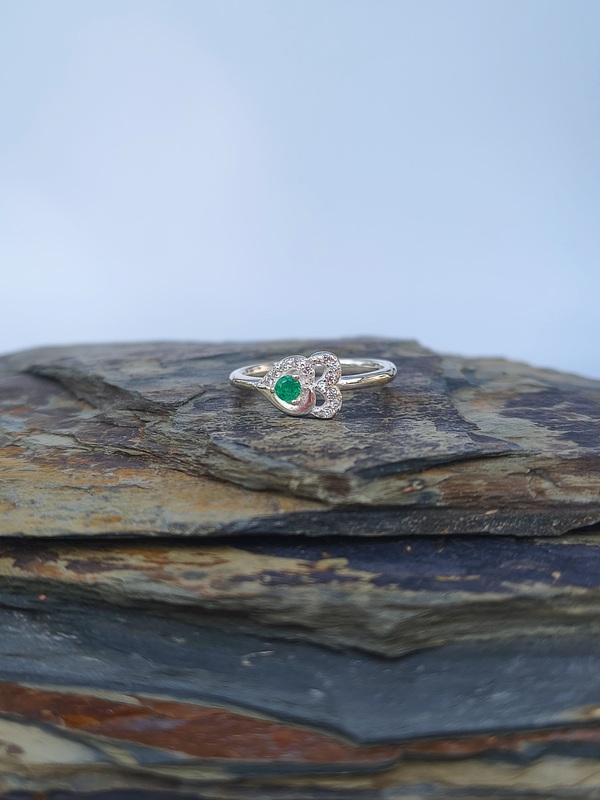 Anillo Doble Corazón Esmeralda – Plata 925 con esmeralda natural facetada