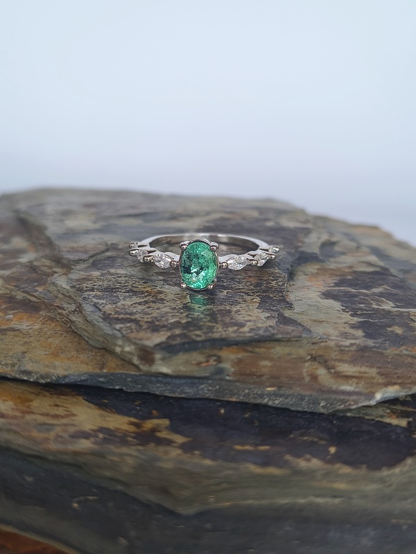 Anillo Rama Esmeralda – Plata 925 con esmeralda natural facetada