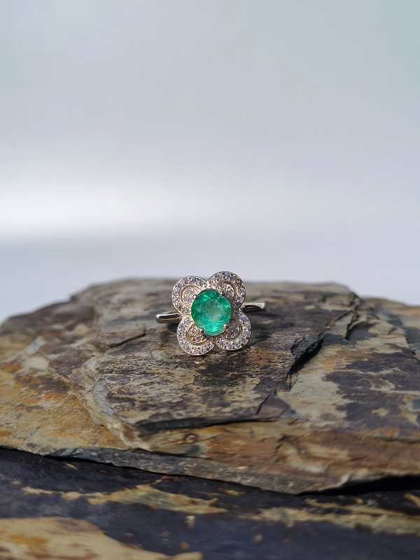 Anillo Flor de Trébol Esmeralda – Plata 925 con esmeralda natural facetada