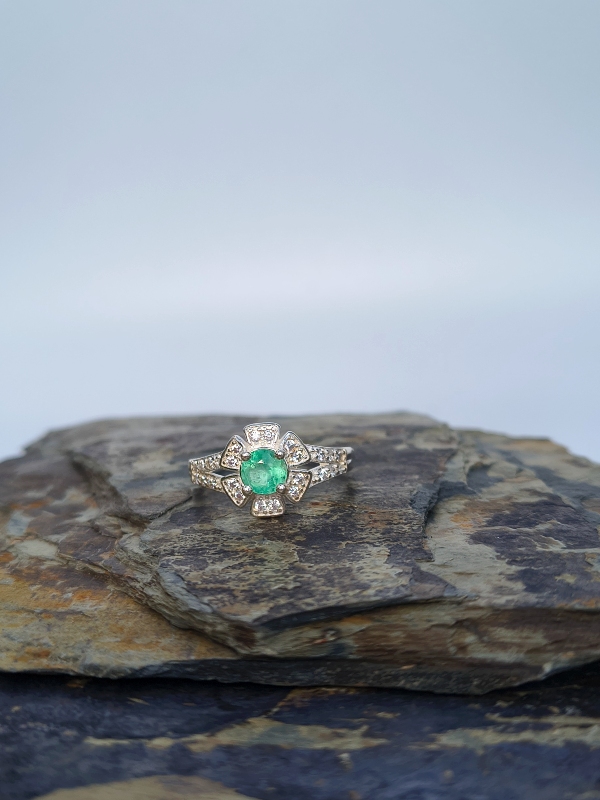 Anillo Crisantemo Esmeralda – Plata 925 con esmeralda natural facetada