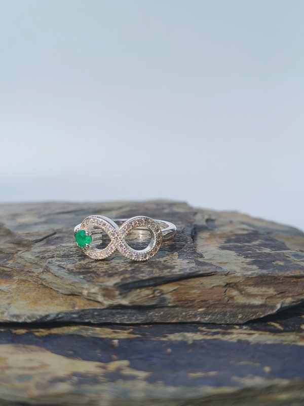 Anillo Infinito Esmeralda – Plata 925 con esmeralda natural facetada