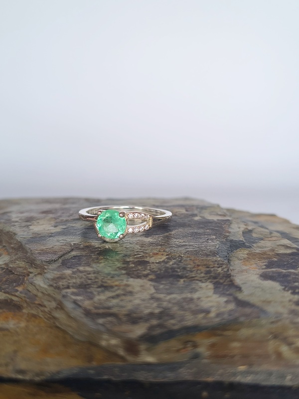 Anillo Aurora Verde – Plata 925 con esmeralda natural facetada