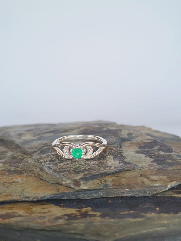 Anillo Mariposa Esmeralda – Plata 925 con esmeralda natural facetada