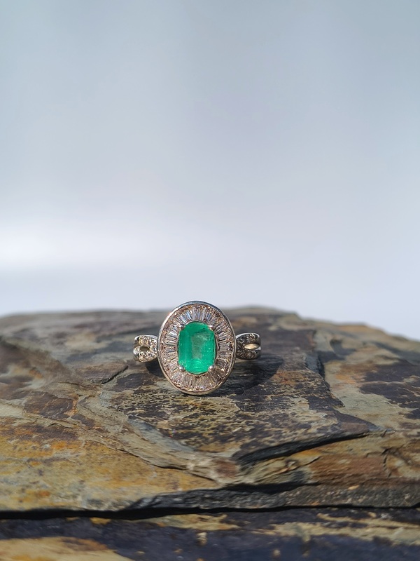 Anillo Óvalo Imperial Esmeralda – Plata 925 con esmeralda natural facetada