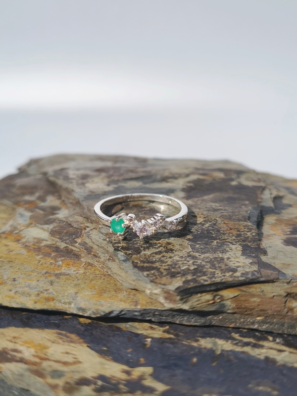 Anillo Constelación Esmeralda – Plata 925 con esmeralda natural facetada
