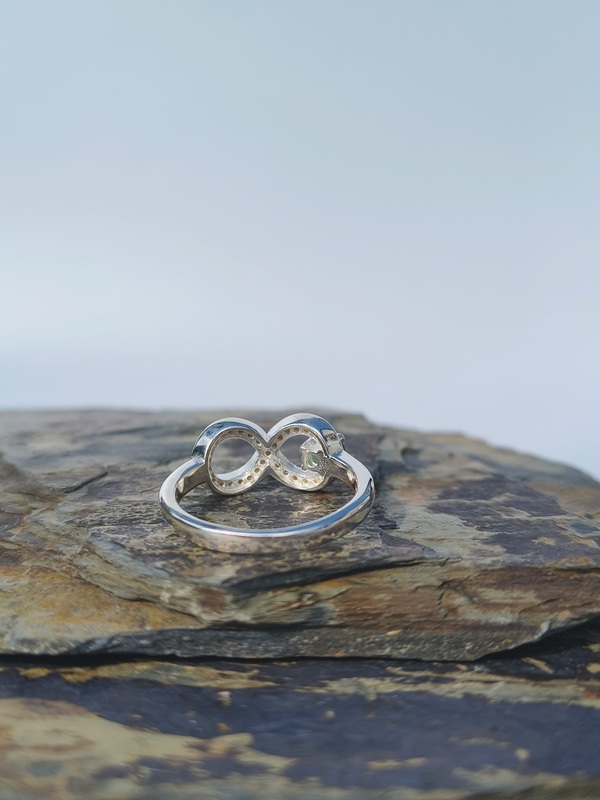 Anillo Infinito Esmeralda – Plata 925 con esmeralda natural facetada