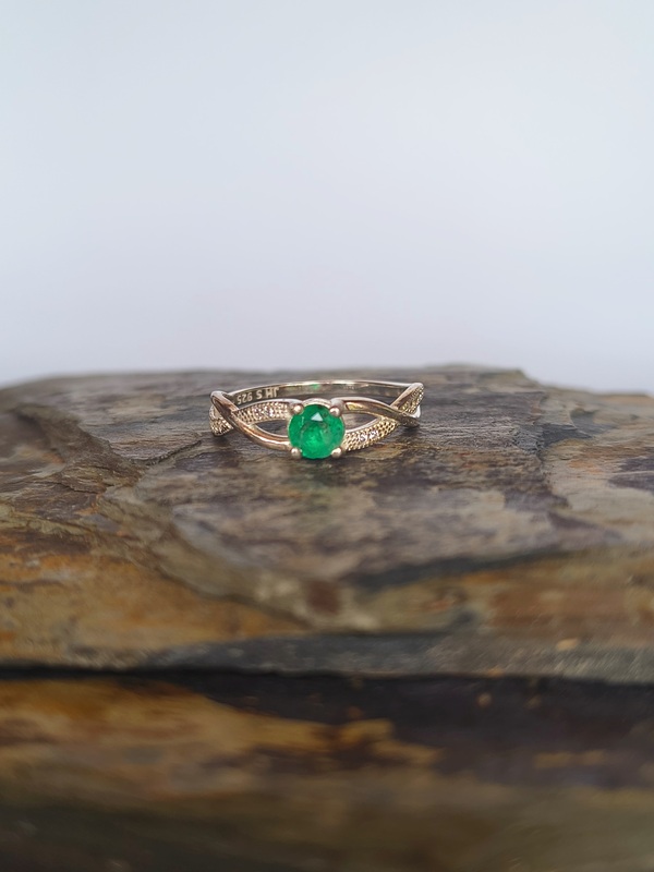 Anillo Trenza Esmeralda – Plata 925 con esmeralda natural facetada
