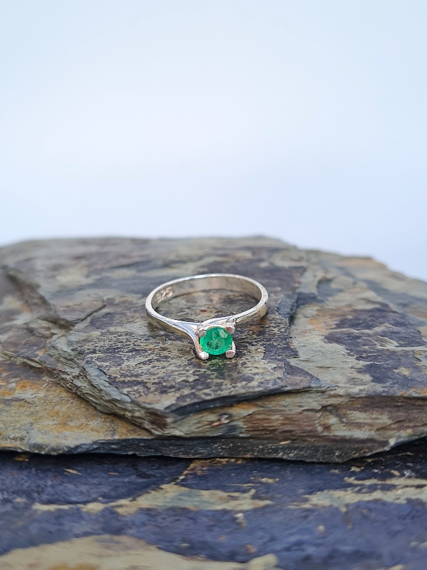 Anillo Esencia Esmeralda – Plata 925 con esmeralda natural facetada