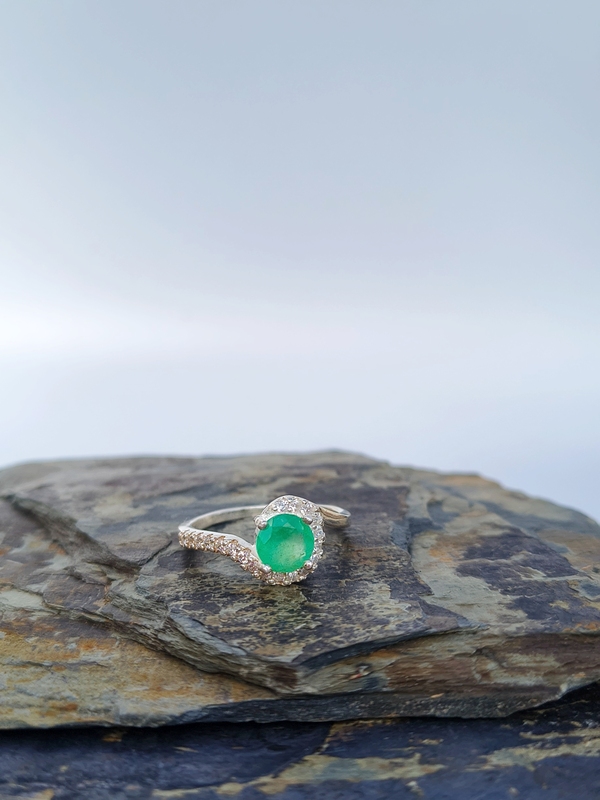 Anillo Ola Esmeralda – Plata 925 con esmeralda natural facetada
