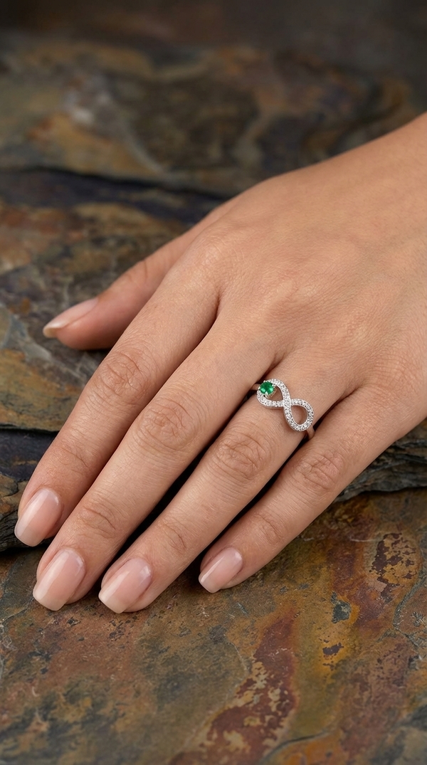 Anillo Infinito Esmeralda – Plata 925 con esmeralda natural facetada