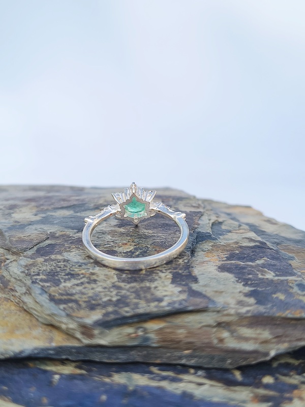 Anillo Brújula Esmeralda – Plata 925 con esmeralda natural facetada