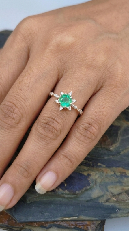 Anillo Brújula Esmeralda – Plata 925 con esmeralda natural facetada