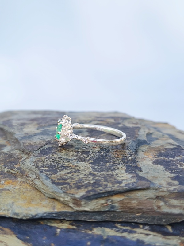 Anillo Brújula Esmeralda – Plata 925 con esmeralda natural facetada