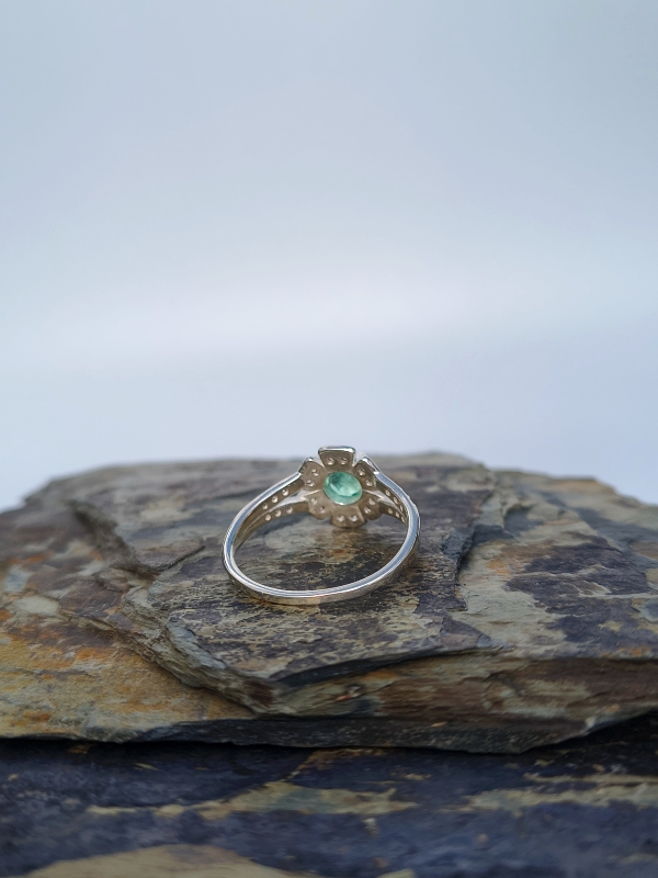 Anillo Crisantemo Esmeralda – Plata 925 con esmeralda natural facetada
