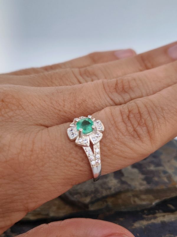 Anillo Crisantemo Esmeralda – Plata 925 con esmeralda natural facetada