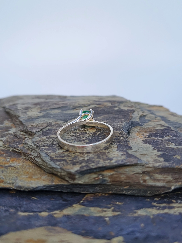 Anillo Esencia Esmeralda – Plata 925 con esmeralda natural facetada