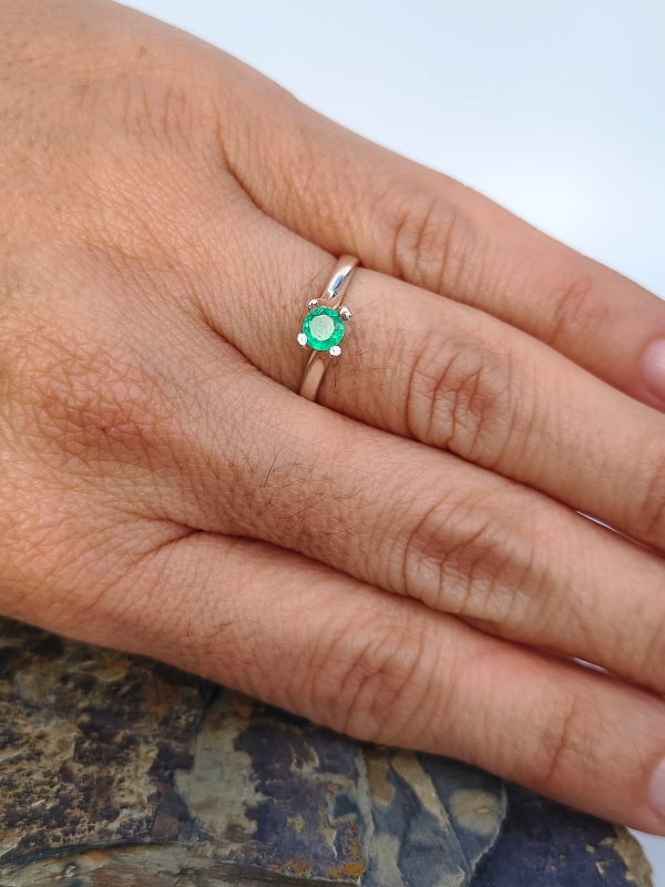 Anillo Esencia Esmeralda – Plata 925 con esmeralda natural facetada