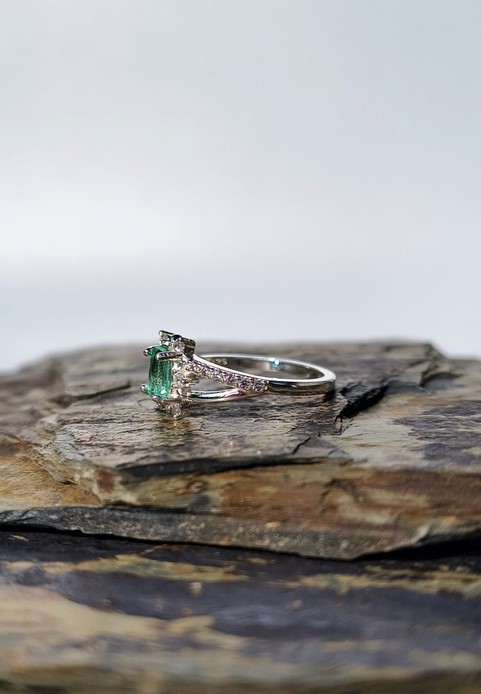 Anillo Estrella Polar Esmeralda – Plata 925 con esmeralda natural facetada