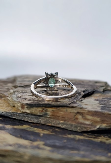 Anillo Estrella Polar Esmeralda – Plata 925 con esmeralda natural facetada