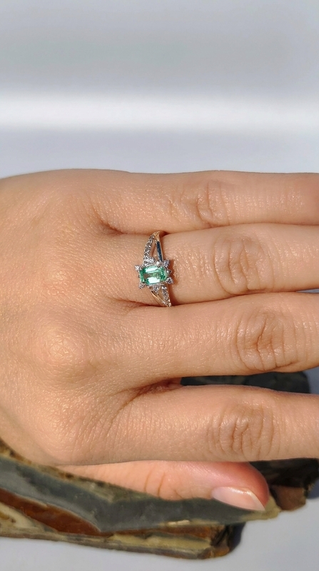 Anillo Estrella Polar Esmeralda – Plata 925 con esmeralda natural facetada