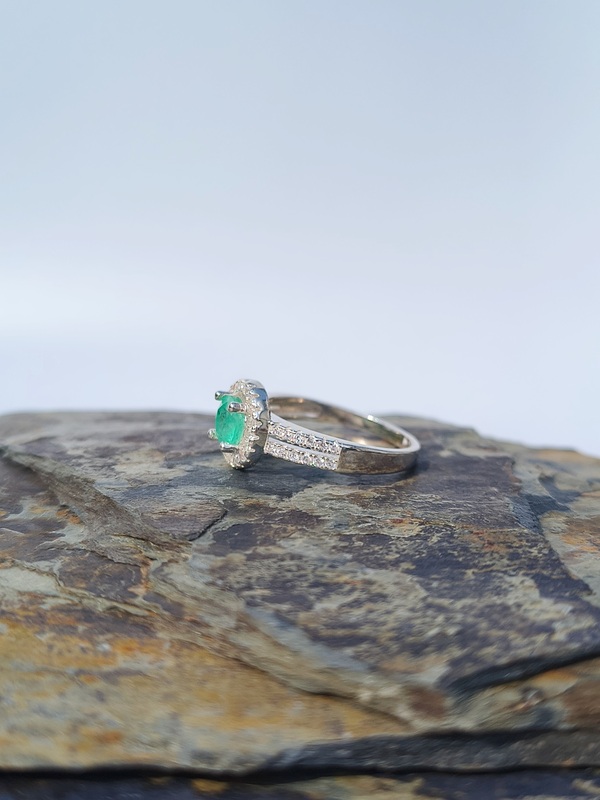 Anillo Eternidad Esmeralda – Plata 925 con esmeralda natural facetada