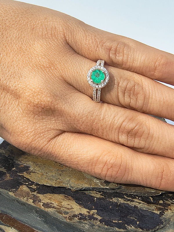 Anillo Eternidad Esmeralda – Plata 925 con esmeralda natural facetada