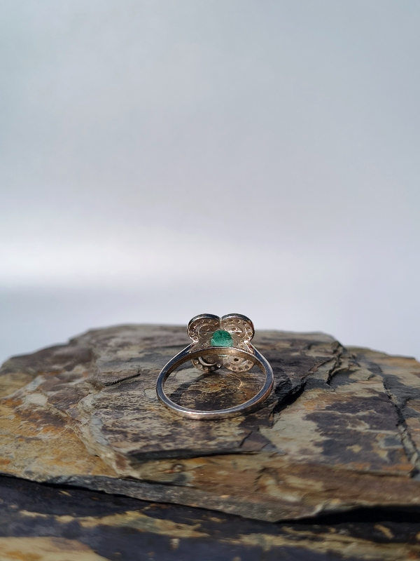 Anillo Flor de Trébol Esmeralda – Plata 925 con esmeralda natural facetada